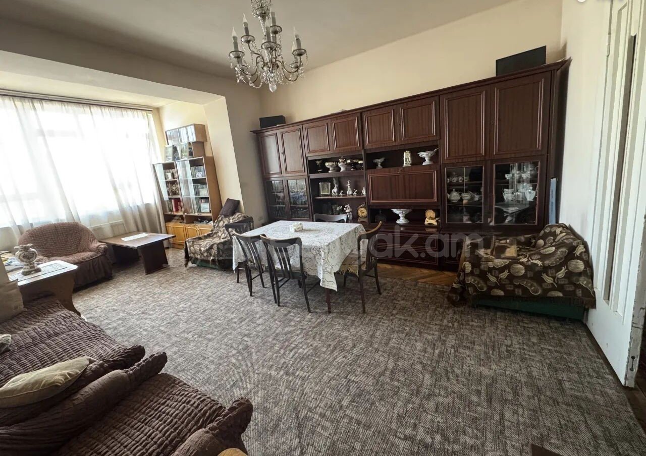 3 Սենյականոց Բնակարան Քարե Շենքում, 88քմ, 5/5 հարկ, Նորմալ Վիճակում