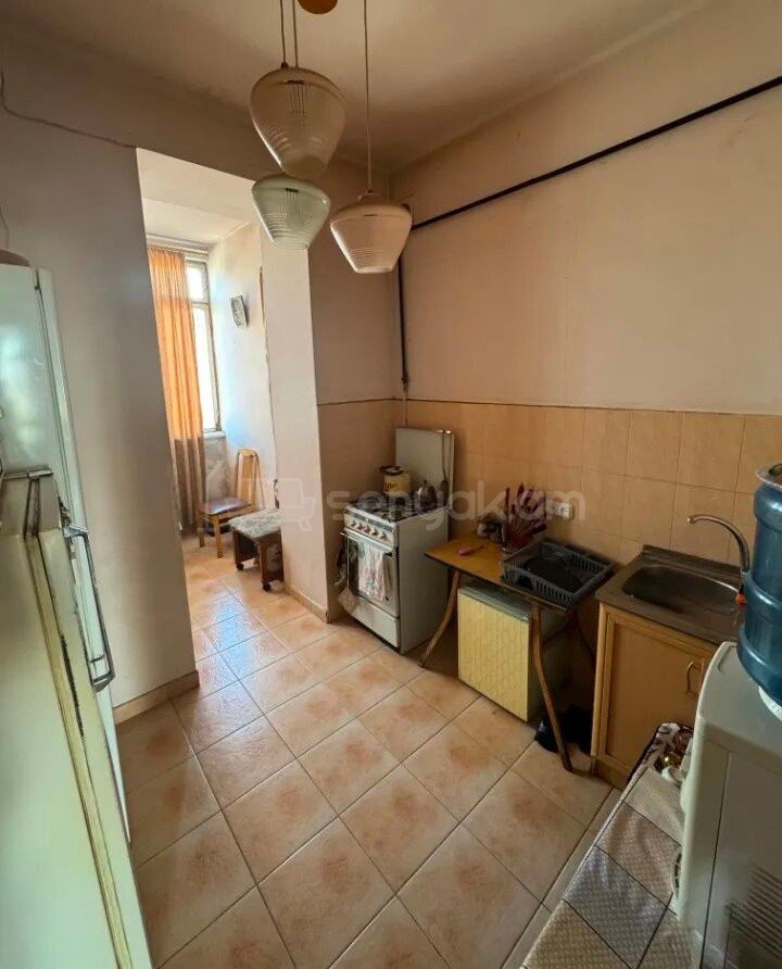 3 Սենյականոց Բնակարան Քարե Շենքում, 88քմ, 5/5 հարկ, Նորմալ Վիճակում