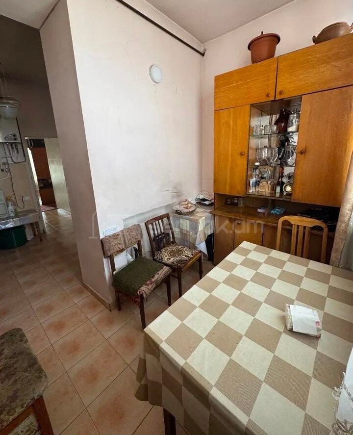 3 Սենյականոց Բնակարան Քարե Շենքում, 88քմ, 5/5 հարկ, Նորմալ Վիճակում