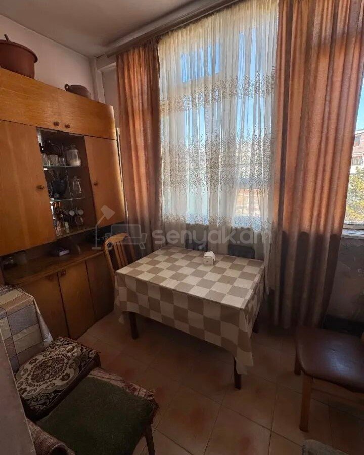 3 Սենյականոց Բնակարան Քարե Շենքում, 88քմ, 5/5 հարկ, Նորմալ Վիճակում