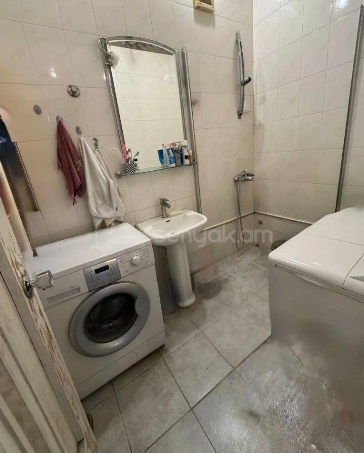 3 Սենյականոց Բնակարան Քարե Շենքում, 88քմ, 5/5 հարկ, Նորմալ Վիճակում