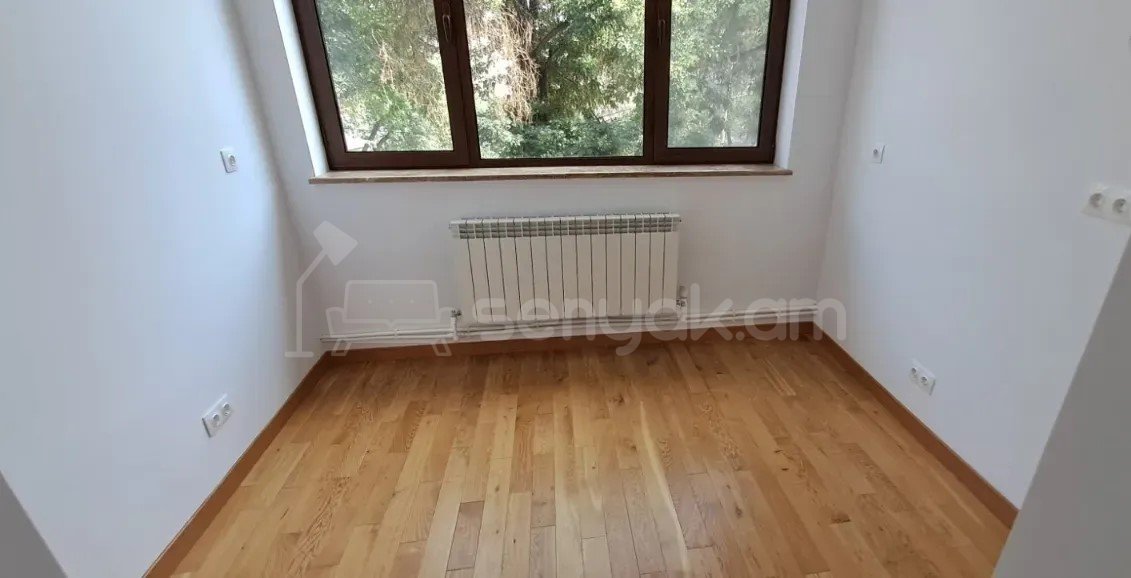 3 Սենյականոց Բնակարան Քարե Շենքում, 90քմ, 2/5 հարկ, Կապիտալ Վերանորոգված