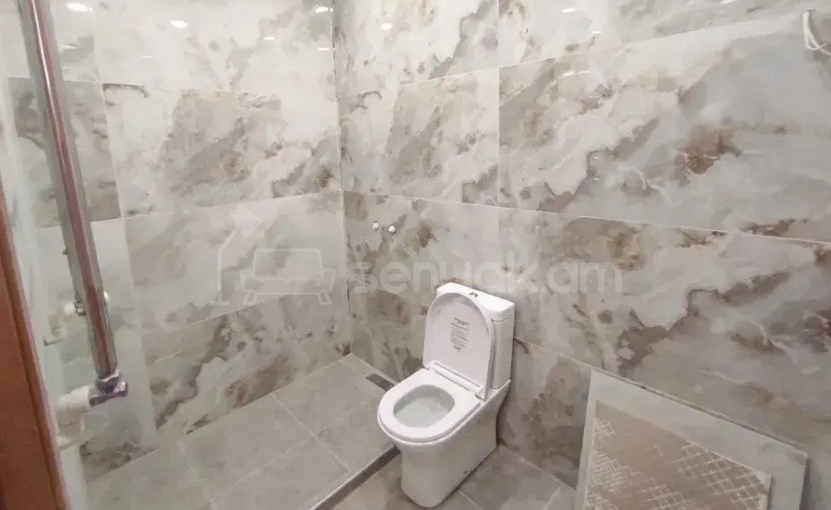 3 Սենյականոց Բնակարան Քարե Շենքում, 90քմ, 2/5 հարկ, Կապիտալ Վերանորոգված