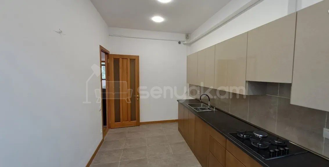 3 Սենյականոց Բնակարան Քարե Շենքում, 90քմ, 2/5 հարկ, Կապիտալ Վերանորոգված