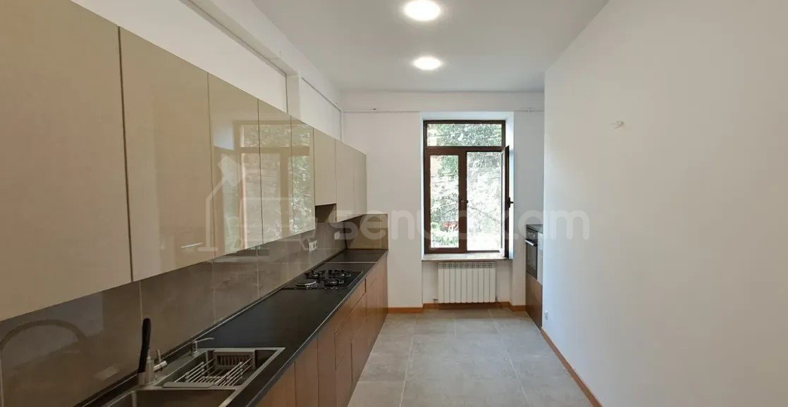 3 Սենյականոց Բնակարան Քարե Շենքում, 90քմ, 2/5 հարկ, Կապիտալ Վերանորոգված