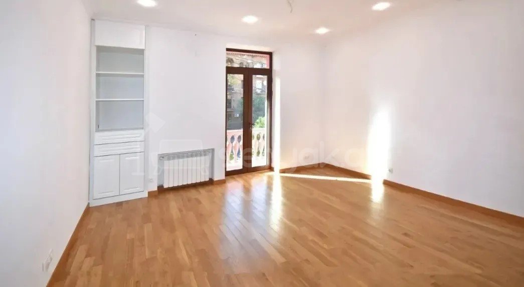 3 Սենյականոց Բնակարան Քարե Շենքում, 90քմ, 2/5 հարկ, Կապիտալ Վերանորոգված