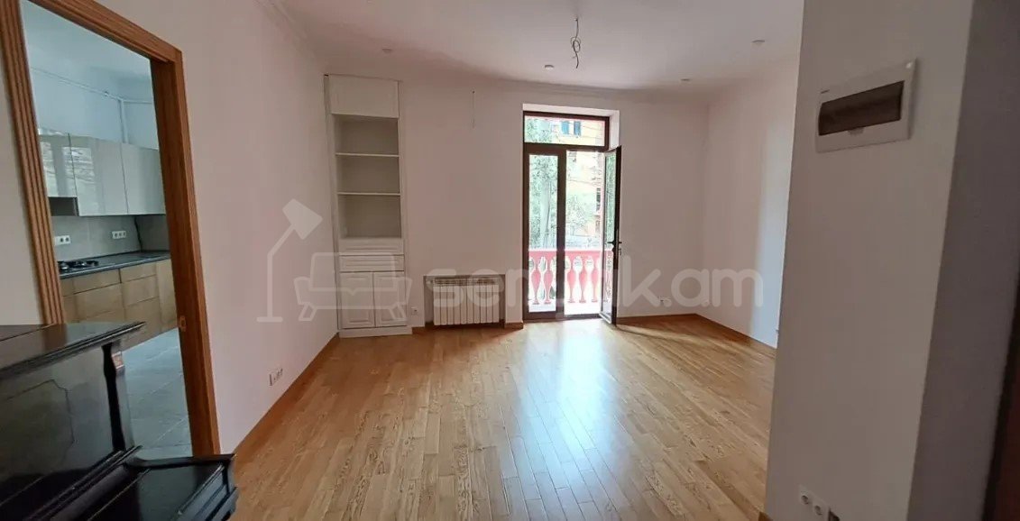 3 Սենյականոց Բնակարան Քարե Շենքում, 90քմ, 2/5 հարկ, Կապիտալ Վերանորոգված