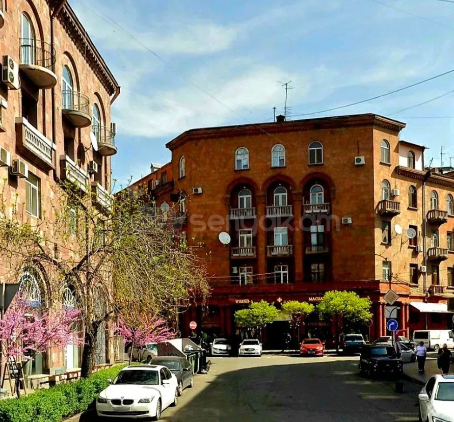3 Սենյականոց Բնակարան Քարե Շենքում, 97քմ, 3/4 հարկ, Պետական Վիճակում