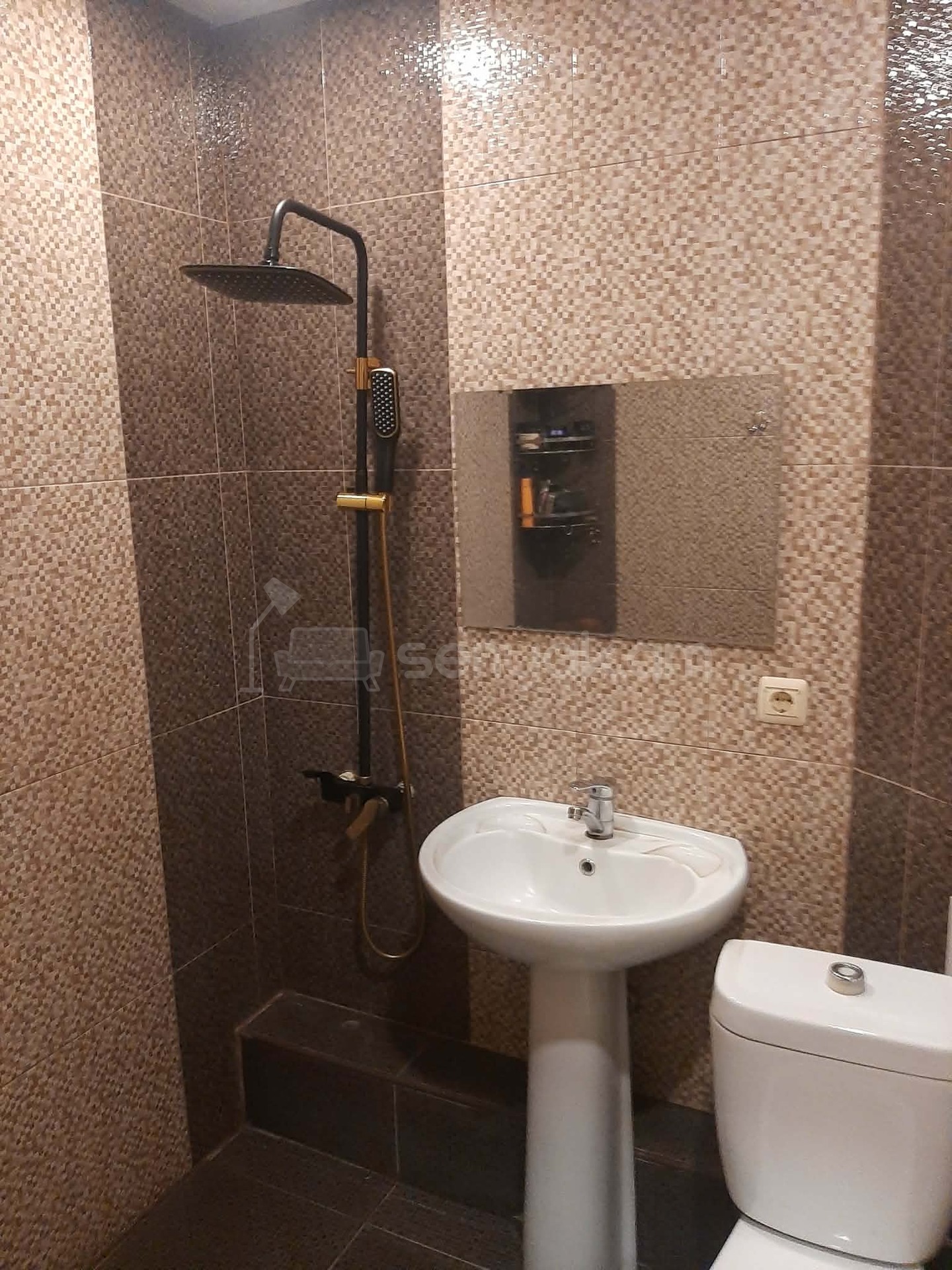 3 Սենյականոց Բնակարան Քարե Շենքում, 60քմ, 3/5 հարկ, Կապիտալ Վերանորոգված