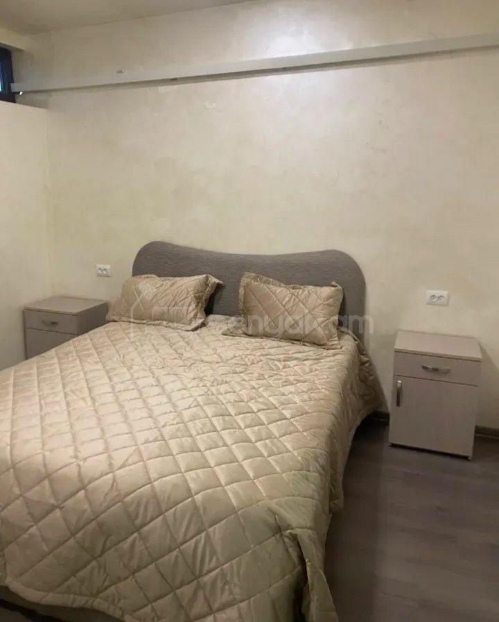 2 Սենյականոց Բնակարան Քարե Շենքում, 50քմ, 2/2 հարկ, Նորմալ Վիճակում, Կահավորված