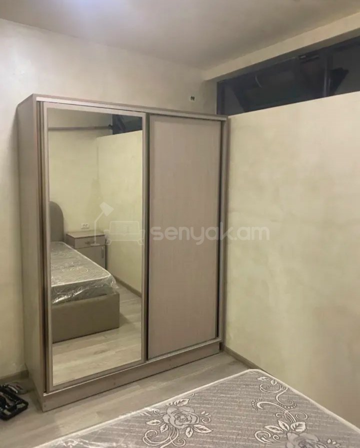 2 Սենյականոց Բնակարան Քարե Շենքում, 50քմ, 2/2 հարկ, Նորմալ Վիճակում, Կահավորված