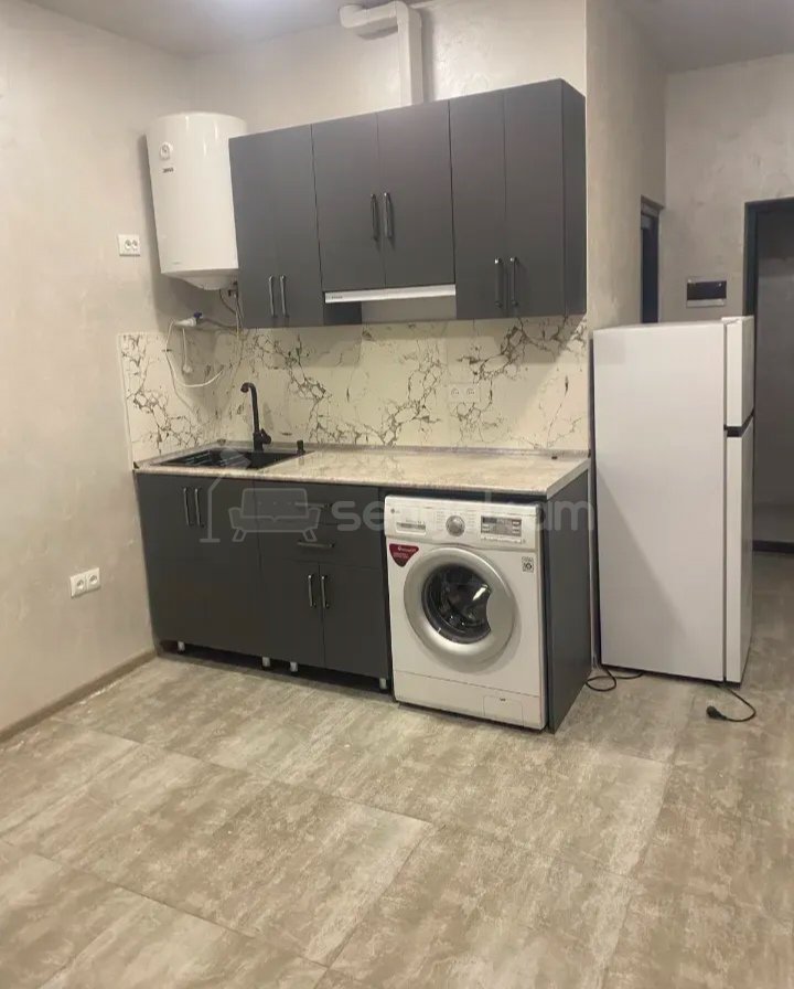 2 Սենյականոց Բնակարան Քարե Շենքում, 50քմ, 2/2 հարկ, Նորմալ Վիճակում, Կահավորված