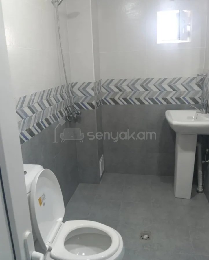 2 Սենյականոց Բնակարան Քարե Շենքում, 65քմ, 4/4 հարկ, Նորմալ Վիճակում, Կահավորված