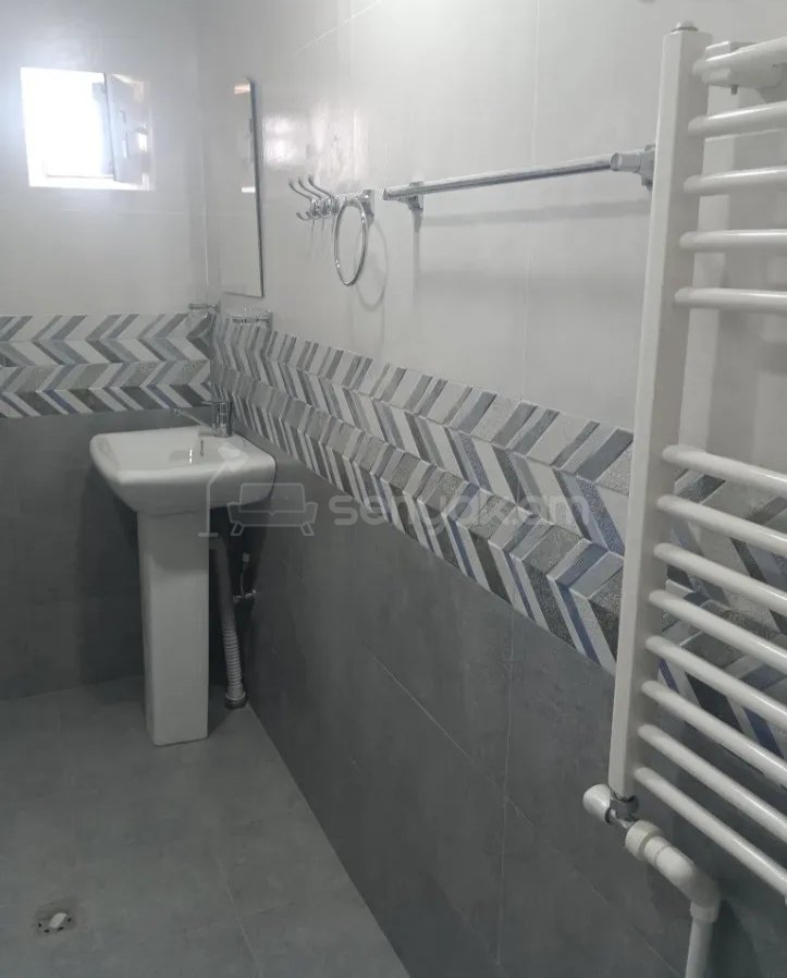 2 Սենյականոց Բնակարան Քարե Շենքում, 65քմ, 4/4 հարկ, Նորմալ Վիճակում, Կահավորված