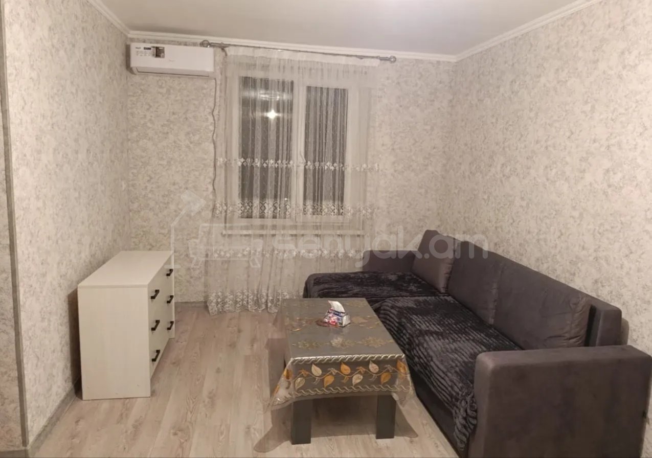 2 Սենյականոց Բնակարան Քարե Շենքում, 40քմ, 4/5 հարկ, Նորմալ Վիճակում, Կահավորված