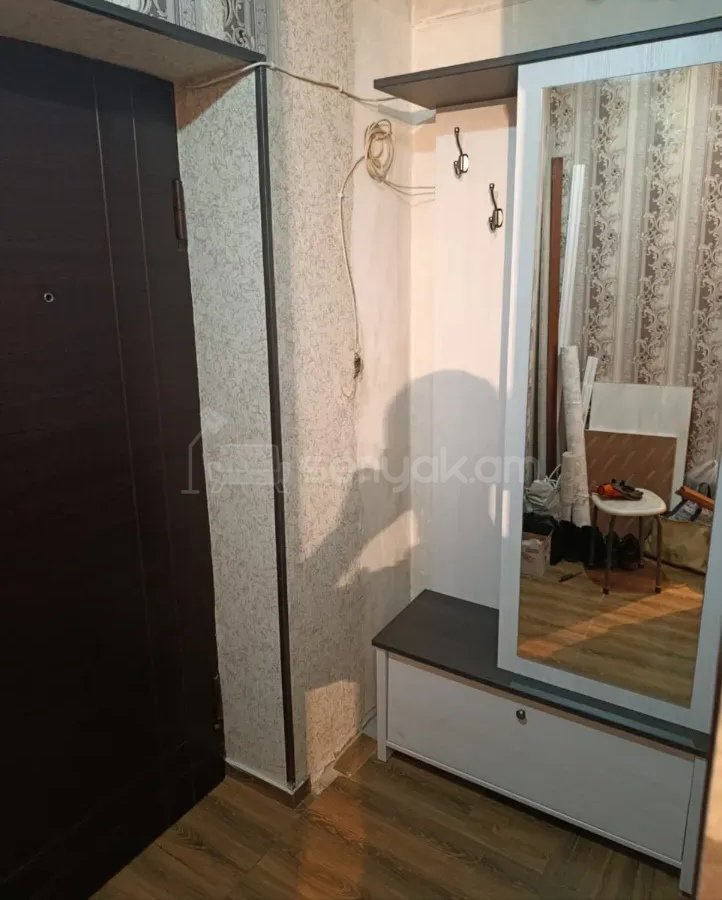 2 Սենյականոց Բնակարան Քարե Շենքում, 40քմ, 4/5 հարկ, Նորմալ Վիճակում, Կահավորված
