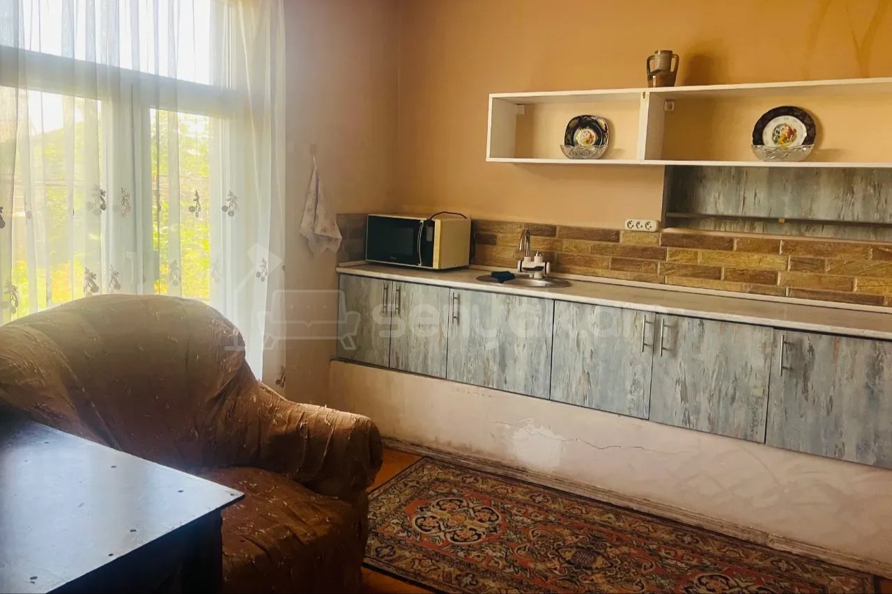 2 Սենյականոց Բնակարան Քարե Շենքում, 45քմ, 1/1 հարկ, Նորմալ Վիճակում, Կահավորված, Արևկող