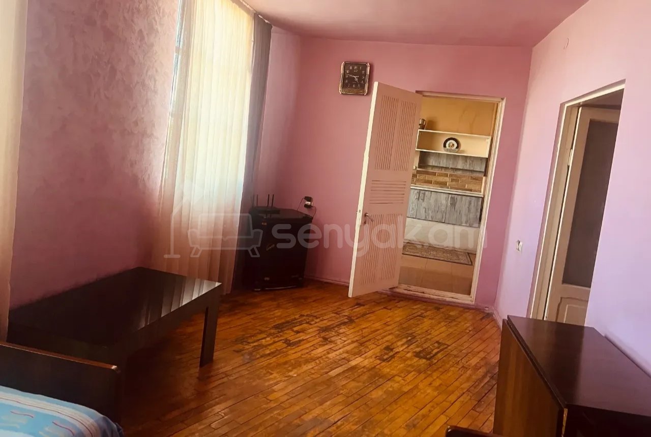 2 Սենյականոց Բնակարան Քարե Շենքում, 45քմ, 1/1 հարկ, Նորմալ Վիճակում, Կահավորված, Արևկող