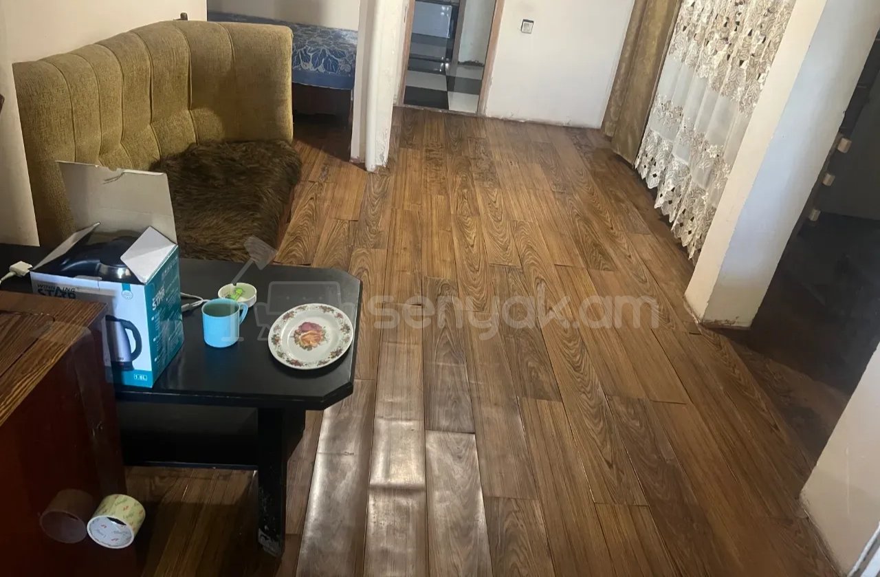 1 Սենյականոց Բնակարան Քարե Շենքում, 28քմ, 1/4 հարկ, Նորմալ Վիճակում, Կահավորված
