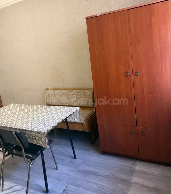1 Սենյականոց Բնակարան Քարե Շենքում, 28քմ, 1/4 հարկ, Նորմալ Վիճակում, Կահավորված