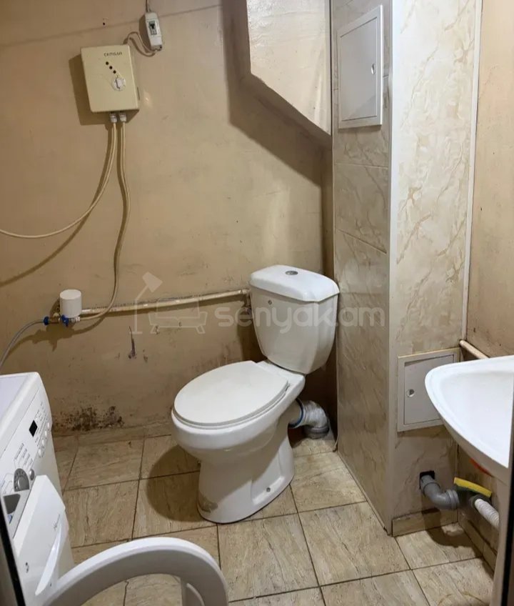 1 Սենյականոց Բնակարան Քարե Շենքում, 28քմ, 1/4 հարկ, Նորմալ Վիճակում, Կահավորված