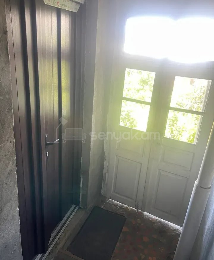 1 Սենյականոց Բնակարան Քարե Շենքում, 28քմ, 1/4 հարկ, Նորմալ Վիճակում, Կահավորված
