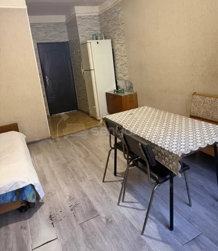 1 Սենյականոց Բնակարան Քարե Շենքում, 28քմ, 1/4 հարկ, Նորմալ Վիճակում, Կահավորված