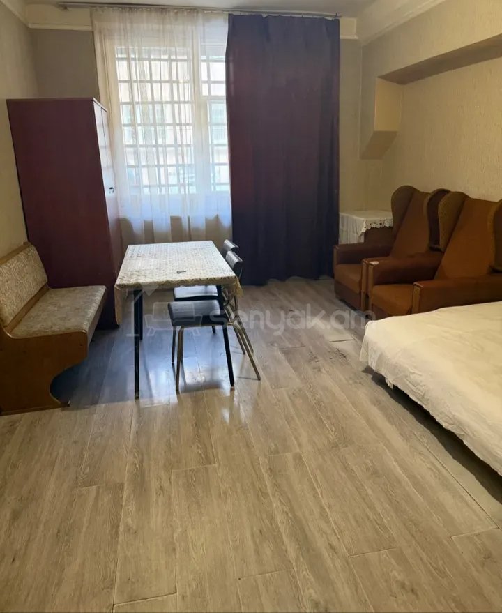 1 Սենյականոց Բնակարան Քարե Շենքում, 28քմ, 1/4 հարկ, Նորմալ Վիճակում, Կահավորված
