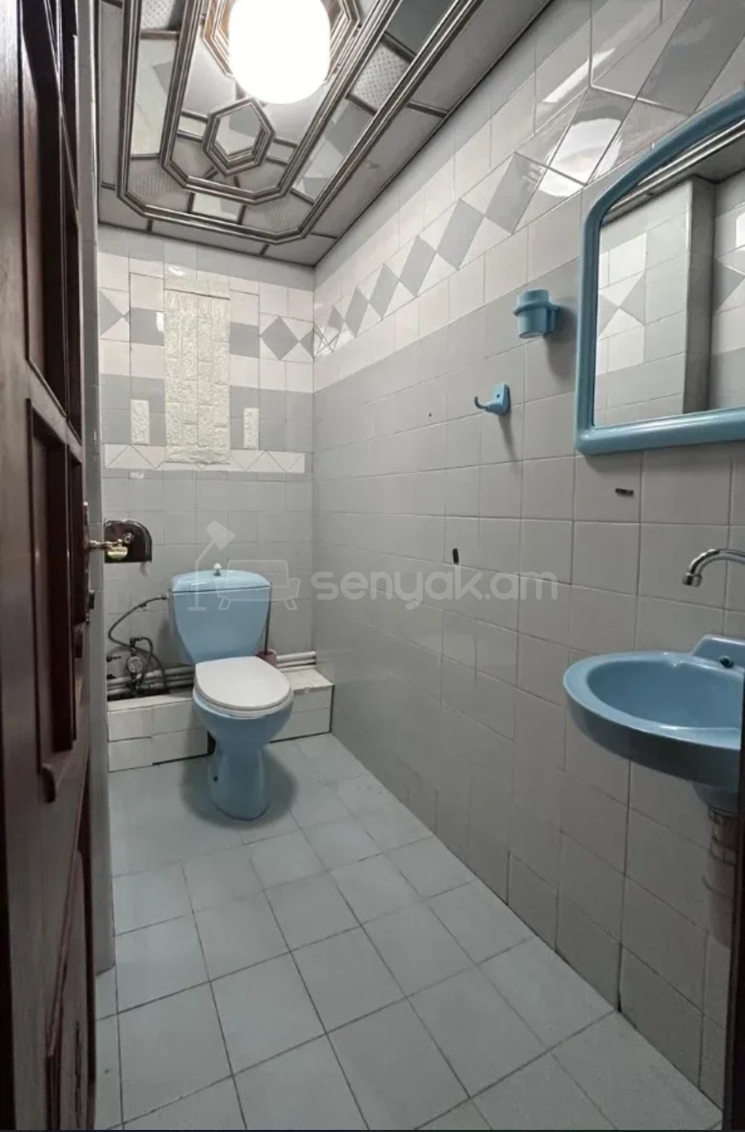 4 Սենյականոց Բնակարան Քարե Շենքում, 100քմ, 3/7 հարկ, Նորմալ Վիճակում, Կահավորված, Արևկող