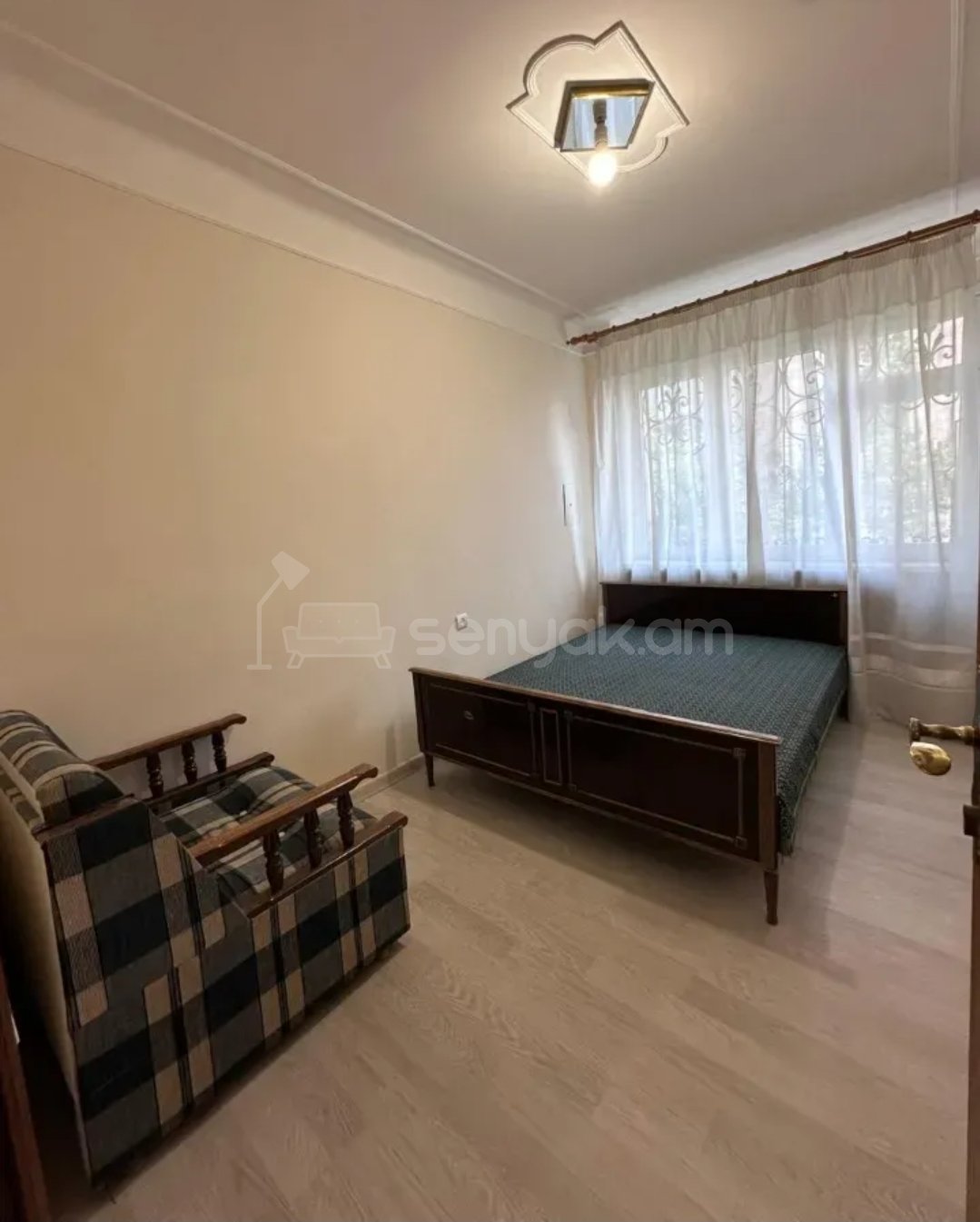 4 Սենյականոց Բնակարան Քարե Շենքում, 100քմ, 3/7 հարկ, Նորմալ Վիճակում, Կահավորված, Արևկող