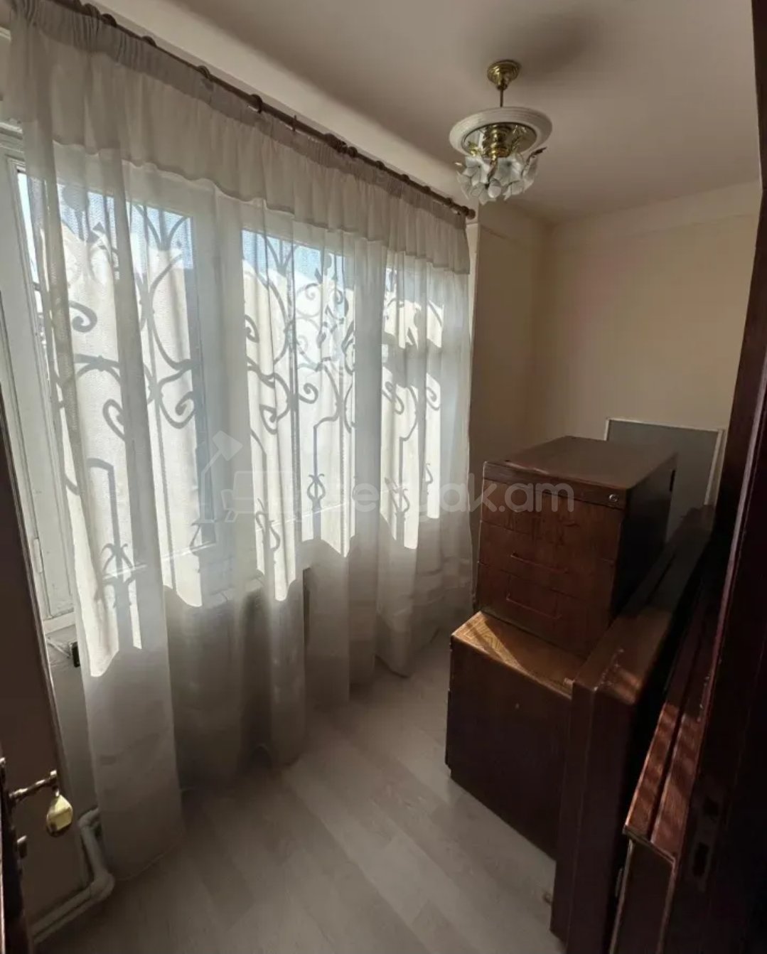 4 Սենյականոց Բնակարան Քարե Շենքում, 100քմ, 3/7 հարկ, Նորմալ Վիճակում, Կահավորված, Արևկող