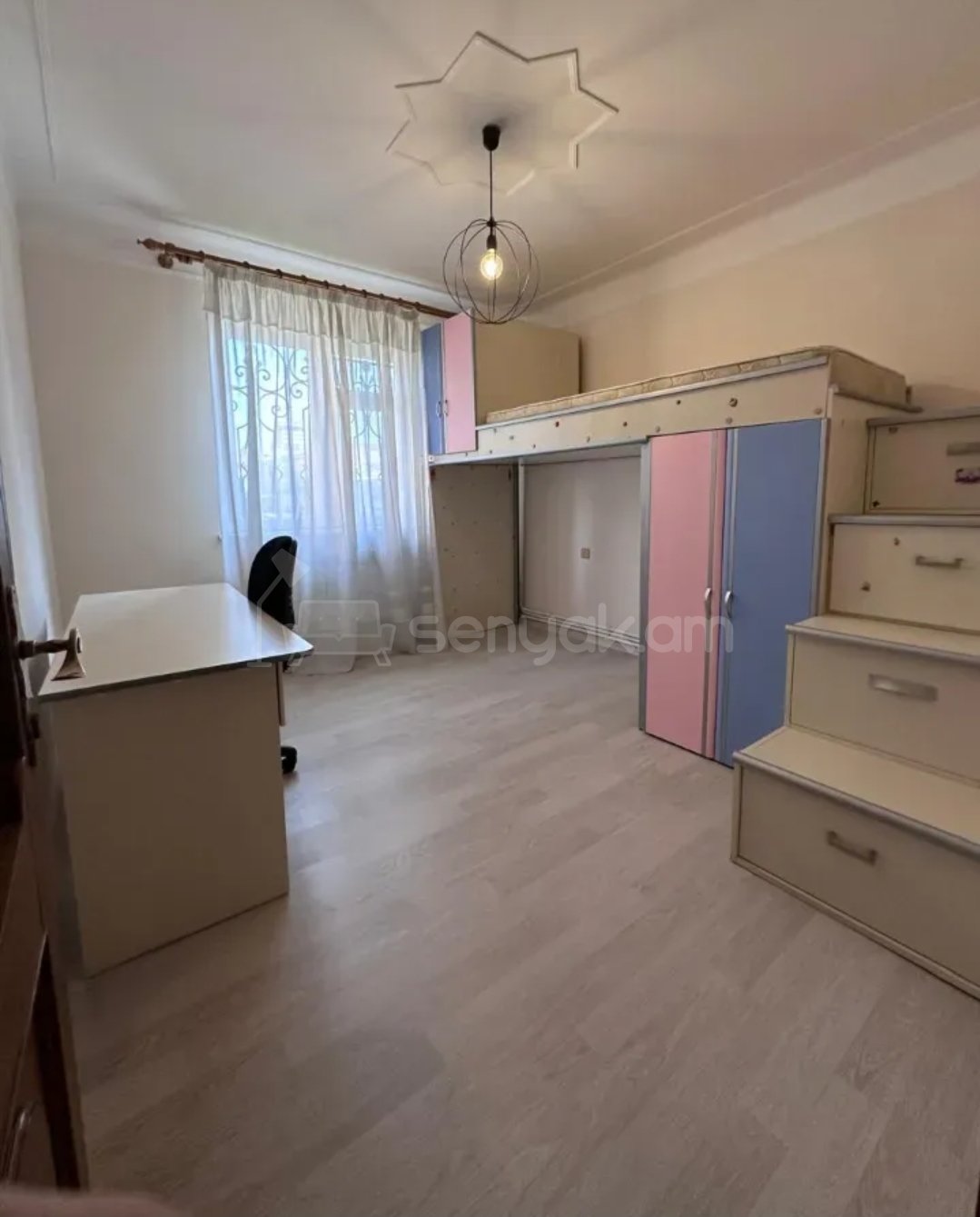 4 Սենյականոց Բնակարան Քարե Շենքում, 100քմ, 3/7 հարկ, Նորմալ Վիճակում, Կահավորված, Արևկող