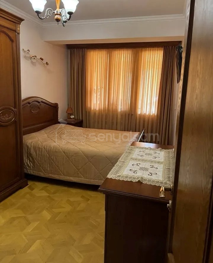 4 Սենյականոց Բնակարան Քարե Շենքում, 103քմ, 2/5 հարկ, Կապիտալ Վերանորոգված
