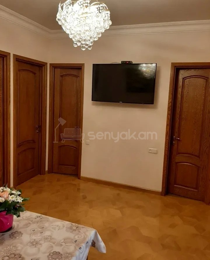 4 Սենյականոց Բնակարան Քարե Շենքում, 103քմ, 2/5 հարկ, Կապիտալ Վերանորոգված