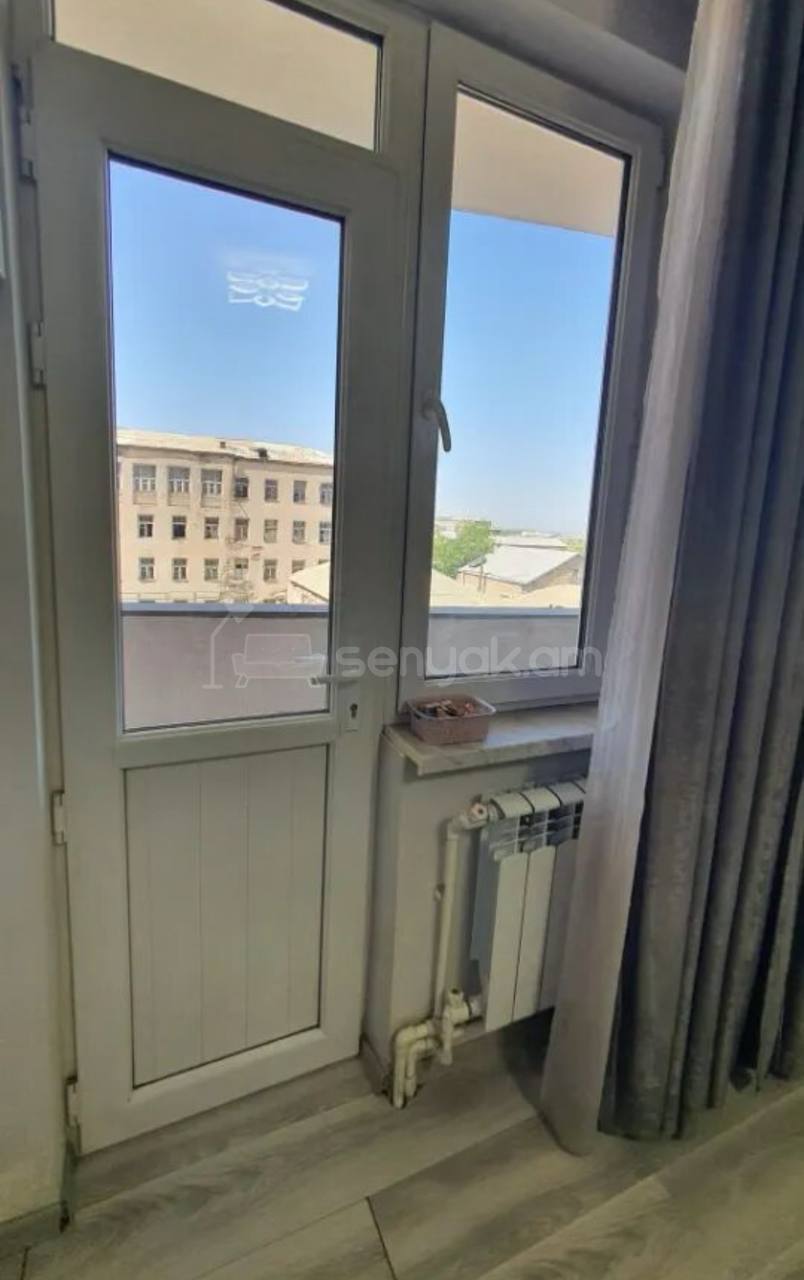 3 Սենյականոց Բնակարան Քարե Շենքում, 60քմ, 3/5 հարկ, Կապիտալ Վերանորոգված, Կահավորված