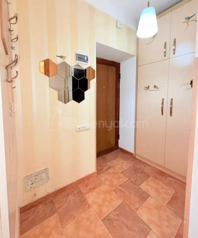1 Սենյականոց Բնակարան Քարե Շենքում, 29քմ, 5/5 հարկ, Կապիտալ Վերանորոգված