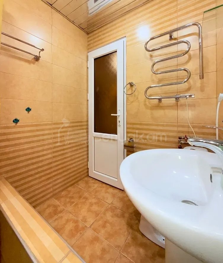 1 Սենյականոց Բնակարան Քարե Շենքում, 32քմ, 5/5 հարկ, Կապիտալ Վերանորոգված