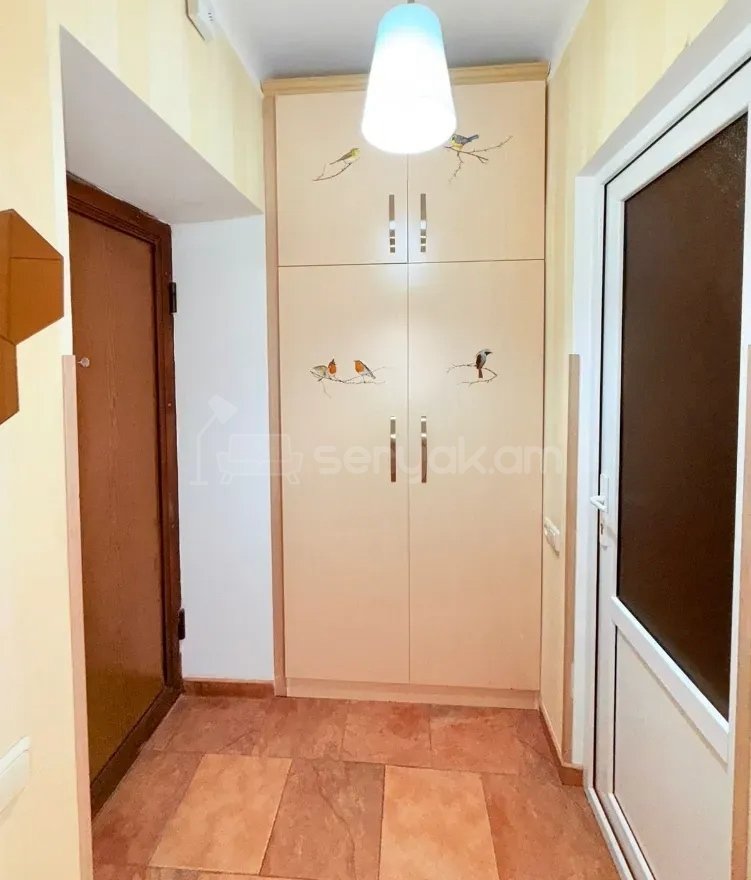 1 Սենյականոց Բնակարան Քարե Շենքում, 32քմ, 5/5 հարկ, Կապիտալ Վերանորոգված