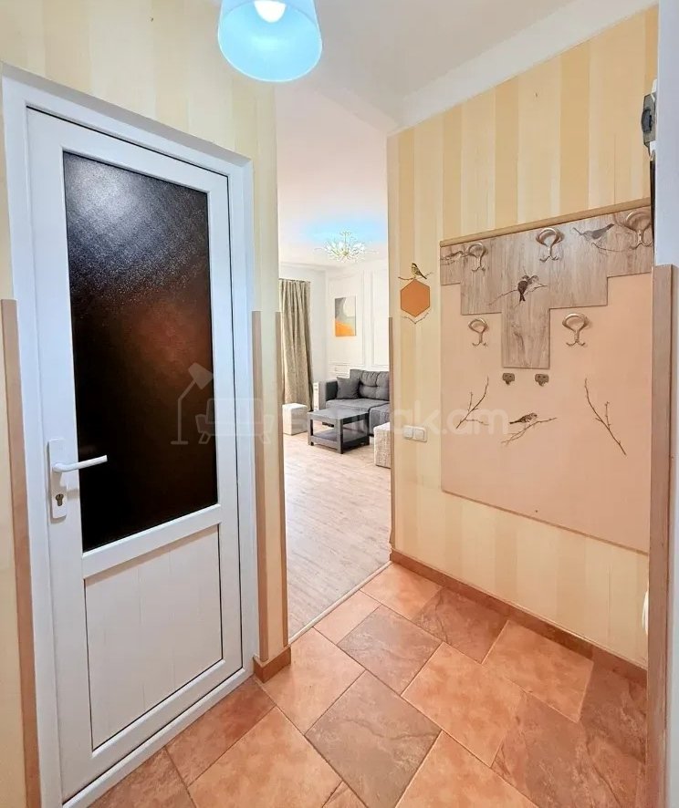 1 Սենյականոց Բնակարան Քարե Շենքում, 32քմ, 5/5 հարկ, Կապիտալ Վերանորոգված