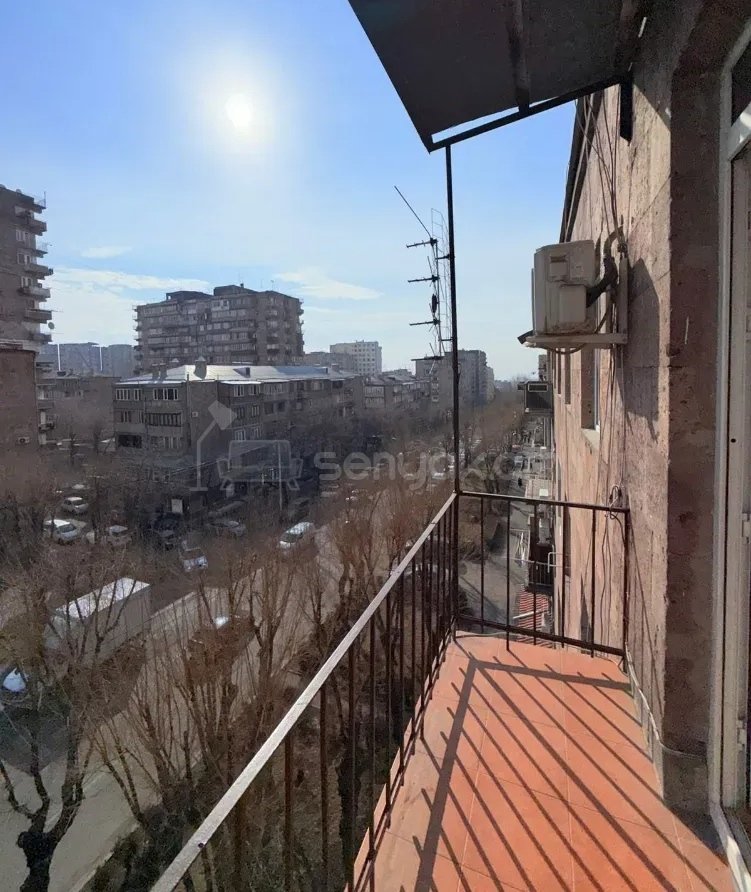 1 Սենյականոց Բնակարան Քարե Շենքում, 32քմ, 5/5 հարկ, Կապիտալ Վերանորոգված