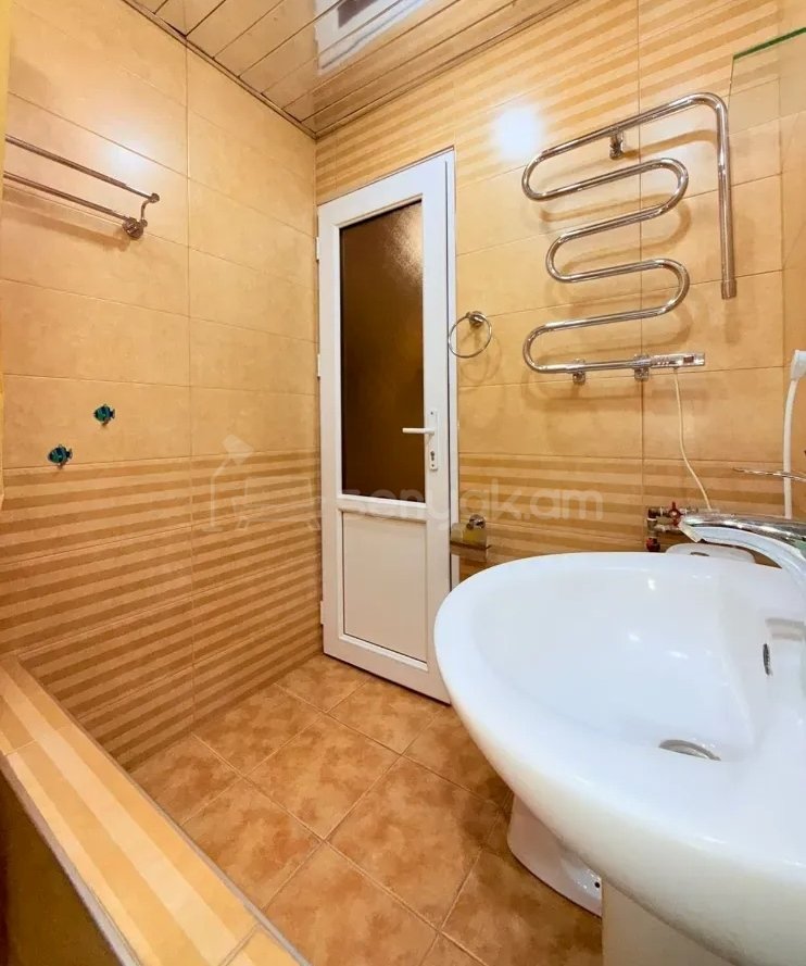 1 Սենյականոց Բնակարան Քարե Շենքում, 32քմ, 5/5 հարկ, Կապիտալ Վերանորոգված