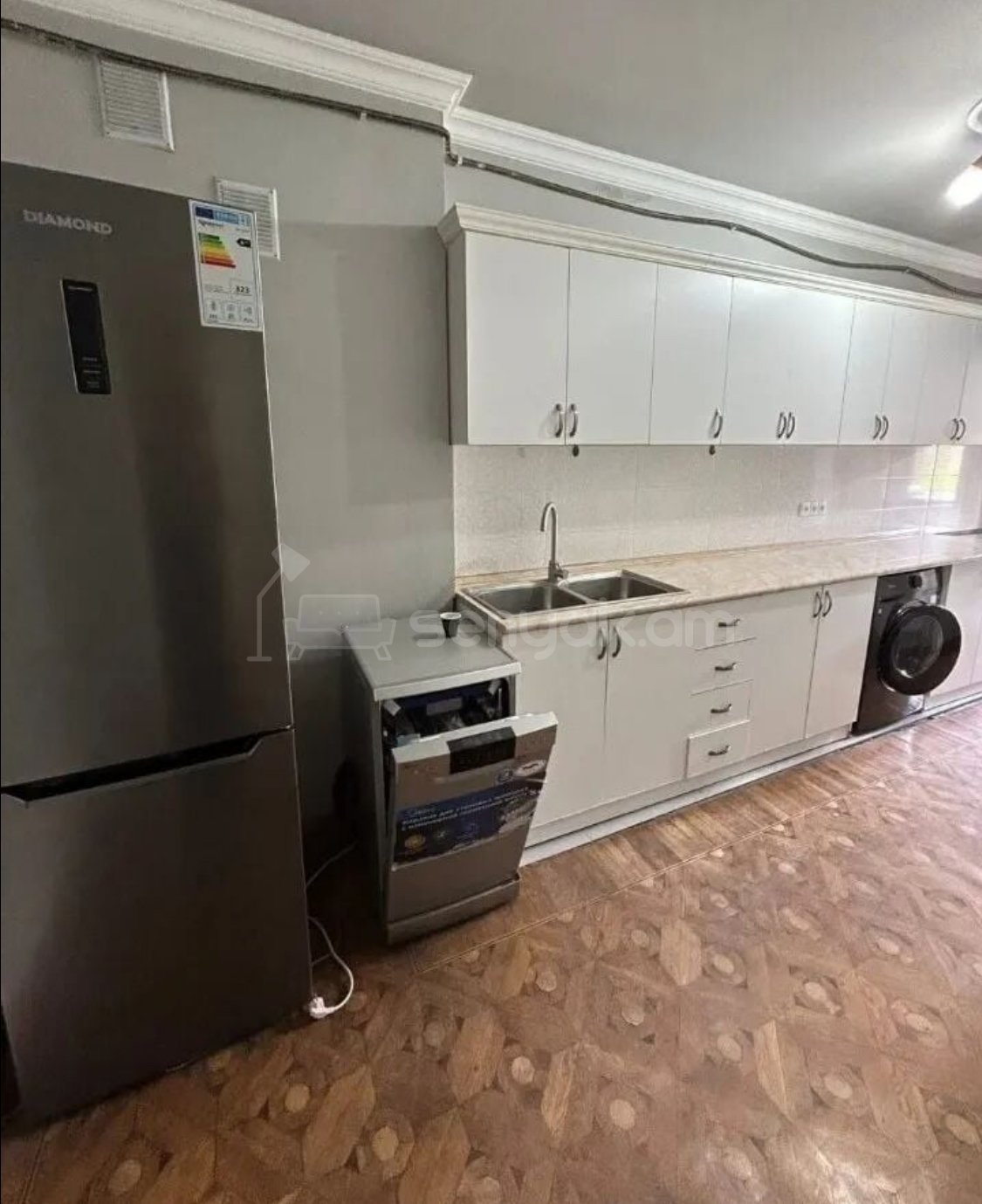 3 Սենյականոց Բնակարան, 97քմ, 4/9 հարկ, Նորմալ Վիճակում, Կահավորված