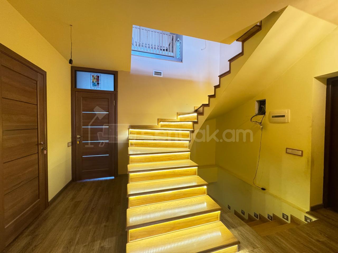 4 Սենյականոց Բնակարան Քարե Շենքում, 235քմ, 5/6 հարկ, Կապիտալ Վերանորոգված, Կահավորված, Արևկող