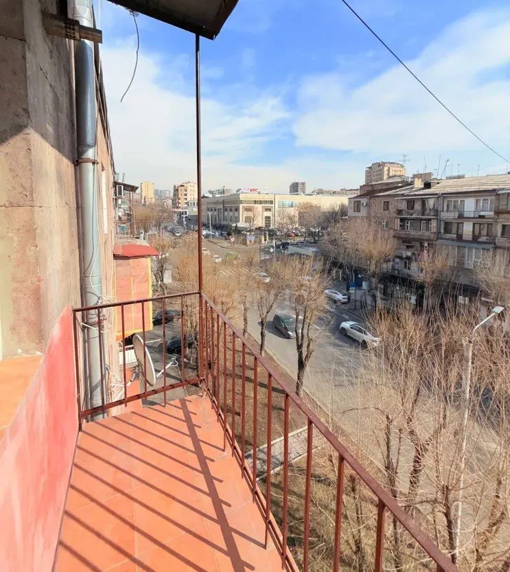 1 Սենյականոց Բնակարան Քարե Շենքում, 29քմ, 5/5 հարկ, Կապիտալ Վերանորոգված