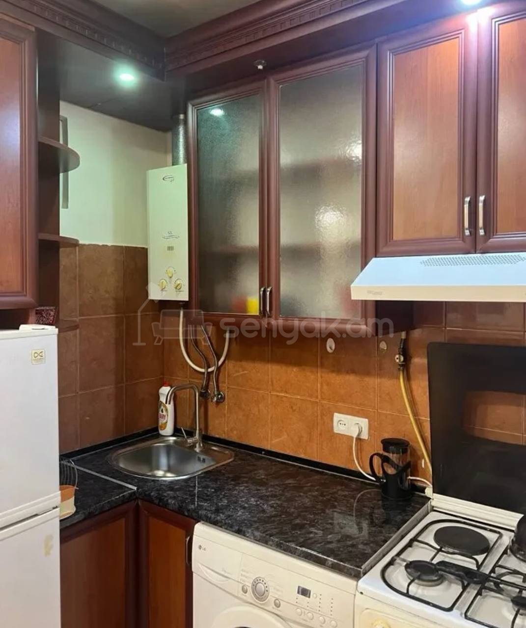 2 Սենյականոց Բնակարան Քարե Շենքում, 41քմ, 2/5 հարկ, Կապիտալ Վերանորոգված, Կահավորված