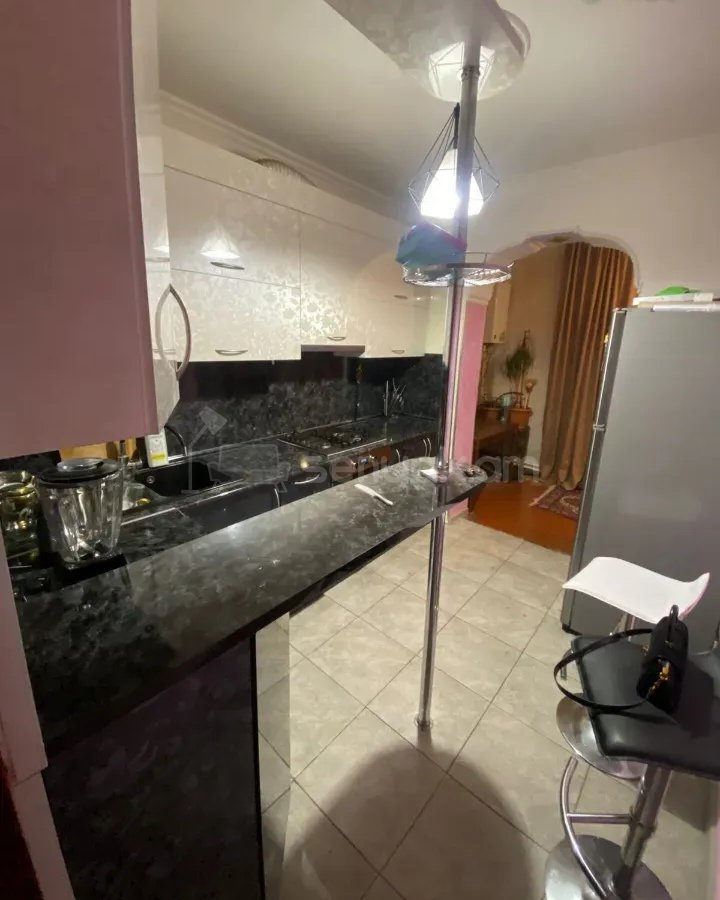 3 Սենյականոց Բնակարան Քարե Շենքում, 80քմ, 1/5 հարկ, Նորմալ Վիճակում, Կահավորված