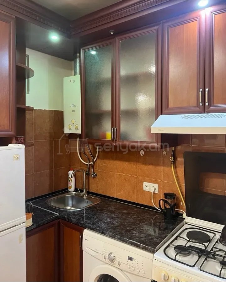 2 Սենյականոց Բնակարան Քարե Շենքում, 41քմ, 2/5 հարկ, Կապիտալ Վերանորոգված, Կահավորված