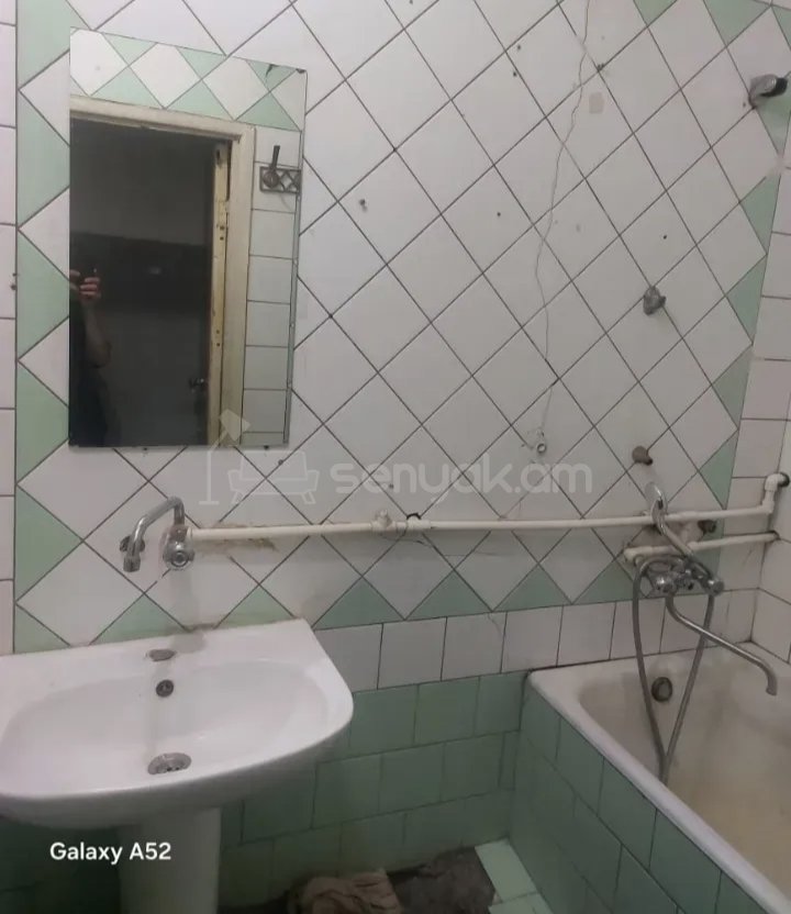 2 Սենյականոց Բնակարան Քարե Շենքում, 45քմ, 3/5 հարկ, Նորմալ Վիճակում, Կահավորված