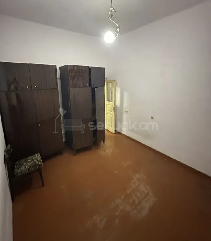 3 Սենյականոց Բնակարան Քարե Շենքում, 60քմ, 3/5 հարկ, Նորմալ Վիճակում, Կահավորված