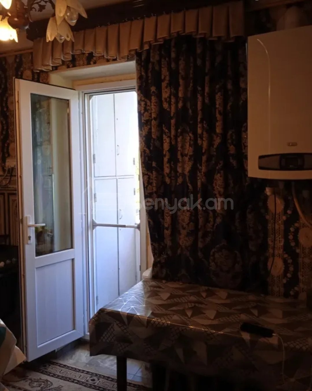 2 Սենյականոց Բնակարան Քարե Շենքում, 60քմ, 4/5 հարկ, Նորմալ Վիճակում, Կահավորված, Արևկող